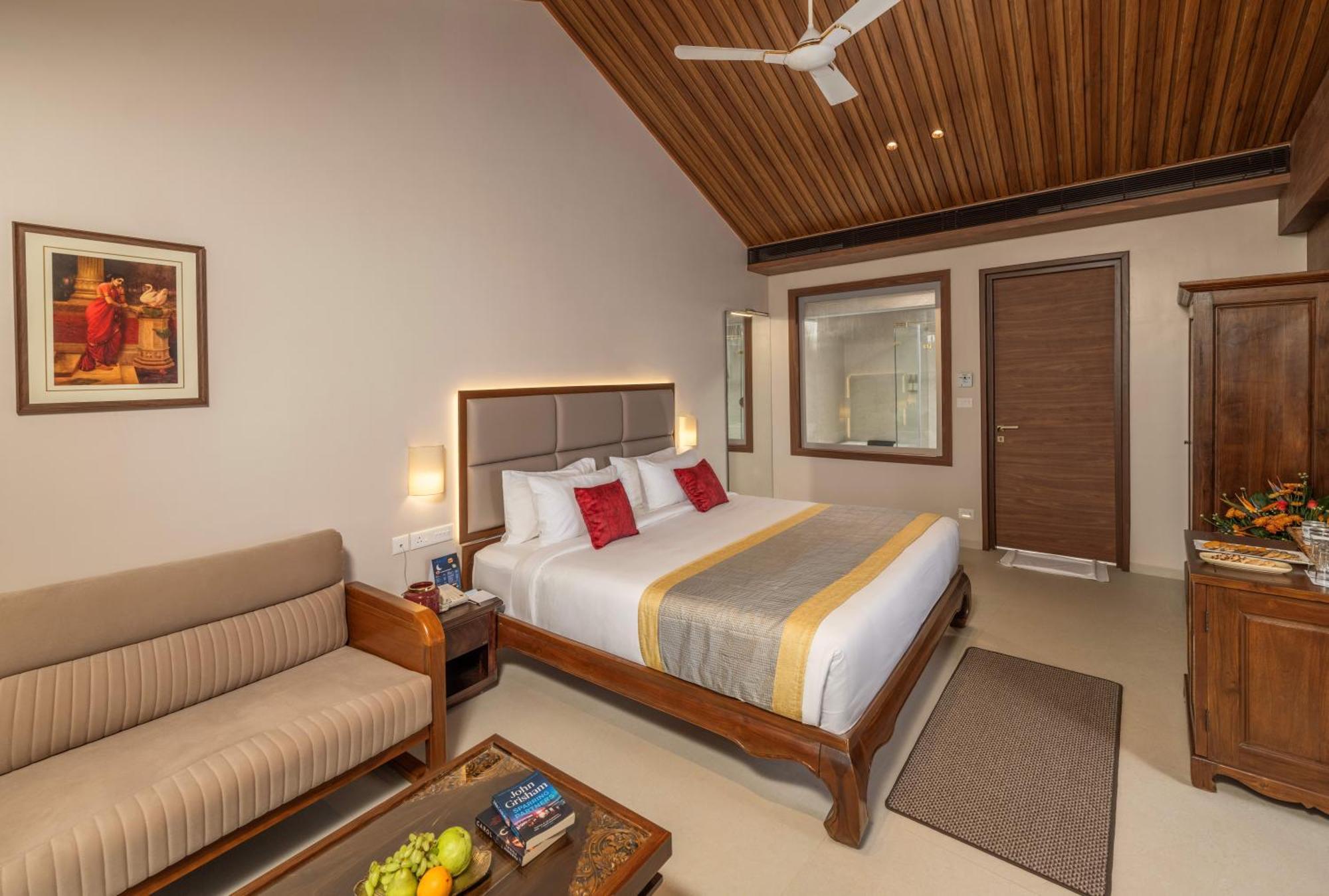 Uday Suites - The Airport Hotel Thiruvananthapuram Exterior photo